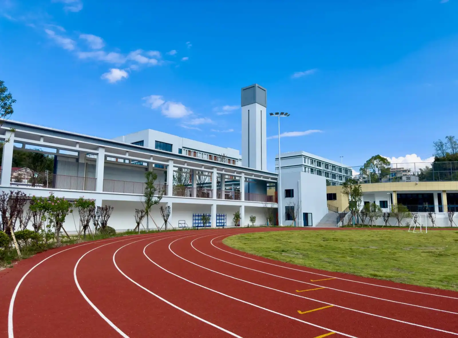 从诊断到康复:贵州德建福瑞解析常用医疗器械在基层医疗中的应用